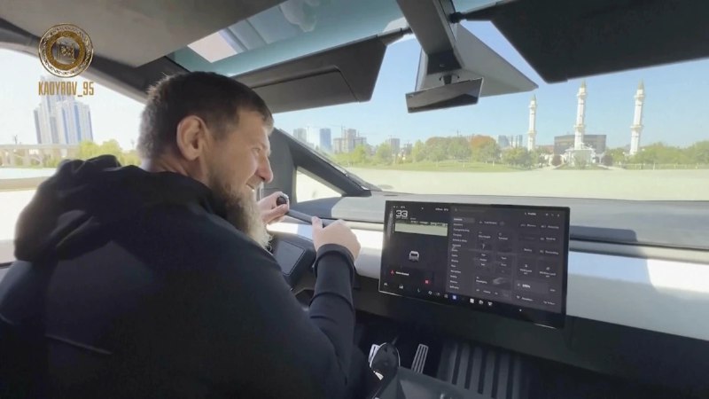 车臣领导人卡德罗夫驾驶装有机枪的 Cybertruck 邀请马斯克前往俄罗斯车臣领导人卡德罗夫的 Telegram 频道周六发布的一段视频中，他悠闲地驾驶着一辆辆不锈钢外壳的 Cybertruck，然后跨坐在车厢里挂满弹药的机枪上