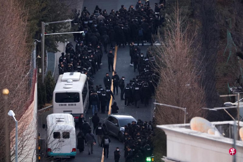 韩国执行对尹锡悦逮捕令韩国高级公职人员犯罪调查处（公调处）调查人员星期三（1月15日）使用梯子越过阻拦车辆，进入总统官邸区院内，执行对停职总统尹锡悦的逮捕令