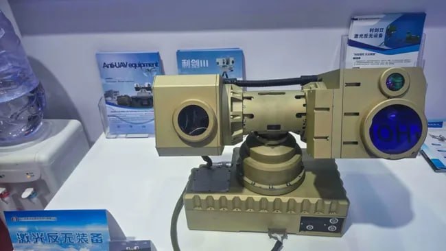 中国推出单兵便携式反无人机激光武器：4秒击穿500米外目标在本周二开幕的“2026年国防信息化装备与技术展览会”上亮相的“利剑 II”（Lijian II）和“利剑 III”（Lijian III）系统，重量分别为 30公斤和 25公斤，输出功率约为 2千瓦，单套成本约合200万元人民币