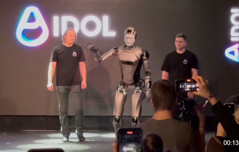 俄罗斯首款国产AI机器人在首秀舞台上摔倒当地时间 11月 10日，在莫斯科举行的一场科技活动上，俄罗斯发布了首款国产人工智能人形机器人