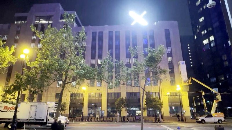 马斯克因旧金山总部屋顶的巨大“ X 发光标志引起热议，居民抱怨刺眼