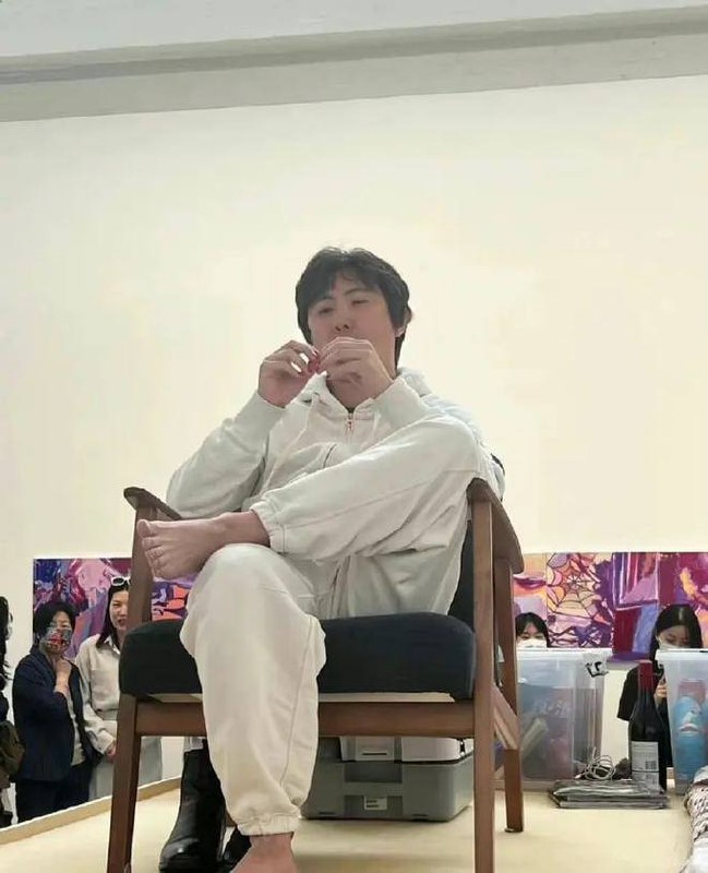 网传所谓“王思聪带保镖在方舱隔离”是谣言
