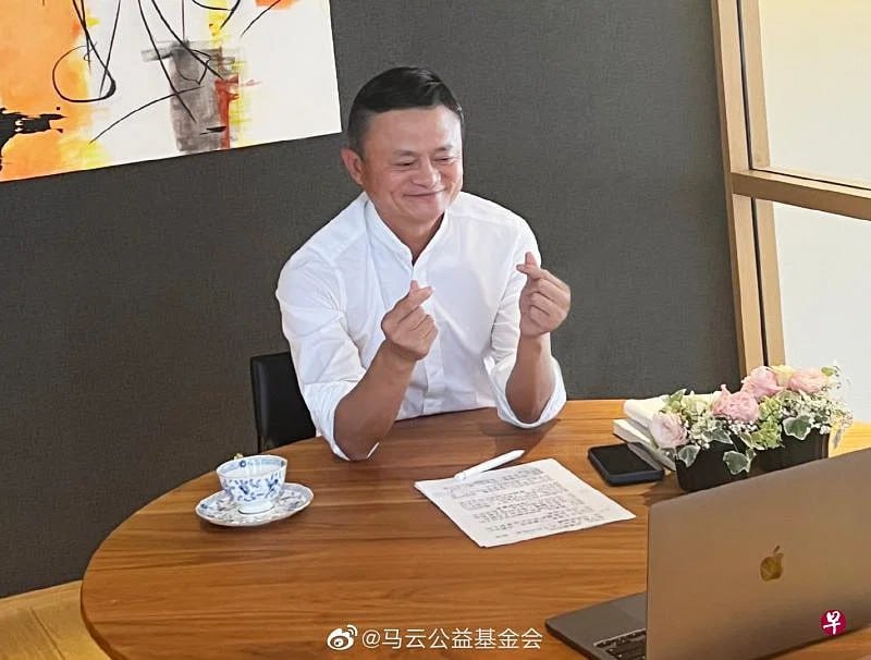 马云亮相公益基金会乡村教师线上活动阿里巴巴创始人马云时隔一年再度通过视频在马云公益基金会活动上亮相
