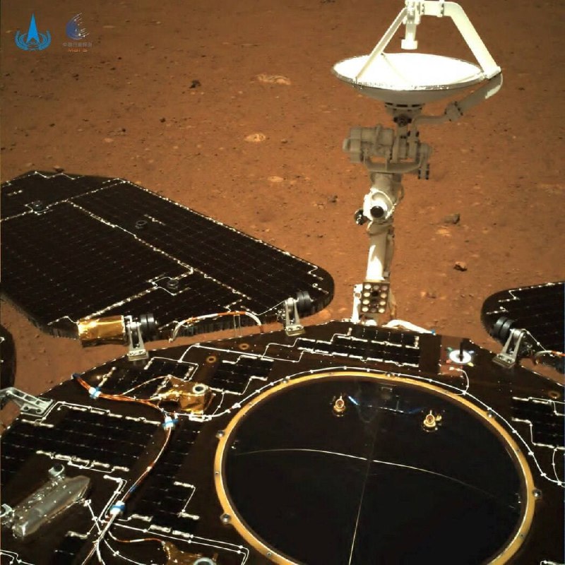 中国火星车祝融号传回首张彩色照片