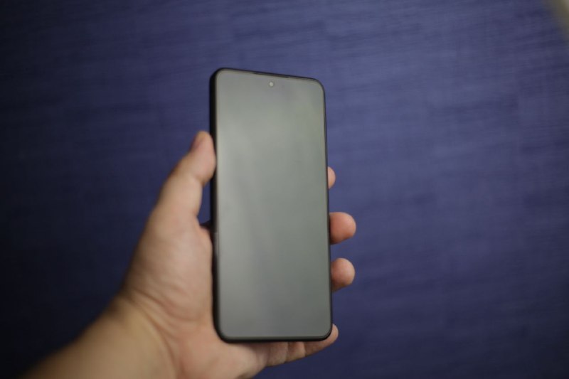 搭载俄罗斯手机制造商自研系统 ROSA OS 的 R-FON 手机曝光@APPSIMRU 频道分享了多张照片，表示俄罗斯手机厂商 ROSA 目前正在开发名为 Р-ФОН 的智能手机