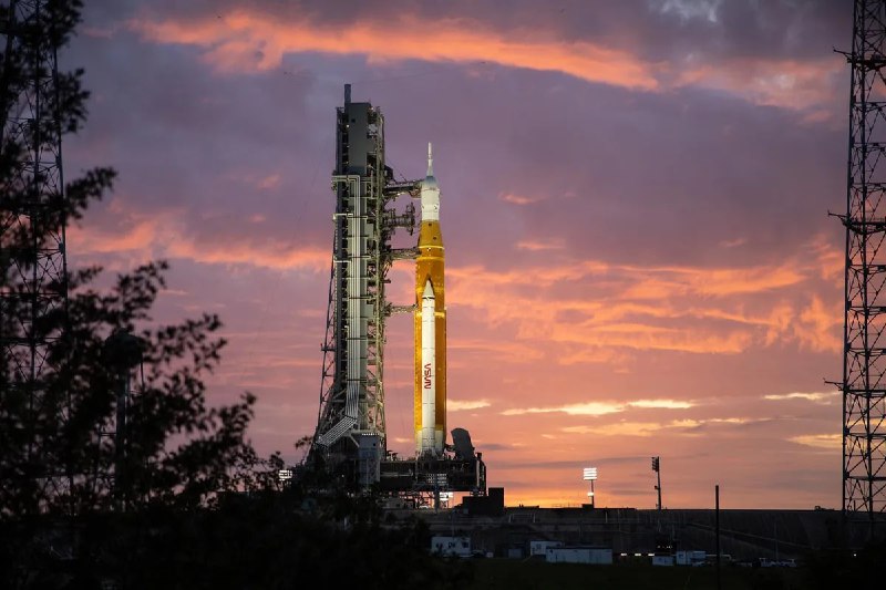 NASA 即将发射“阿尔忒弥斯1号”，启动人类重返月球计划美国宇航局（NASA）说，如果一切顺利，这个美国历史上最强大的运载火箭——太空发射系统（Space Launch System，简称SLS）和搭载的“猎户座”飞船预定在当地时间星期一上午8时33分（新加坡时间晚上8时33分）首次试飞，展开“阿尔忒弥斯1号”无人绕月飞行测试任务