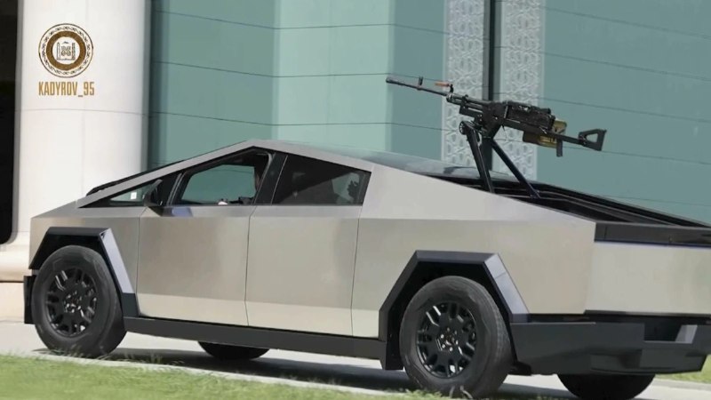 车臣领导人卡德罗夫驾驶装有机枪的 Cybertruck 邀请马斯克前往俄罗斯车臣领导人卡德罗夫的 Telegram 频道周六发布的一段视频中，他悠闲地驾驶着一辆辆不锈钢外壳的 Cybertruck，然后跨坐在车厢里挂满弹药的机枪上
