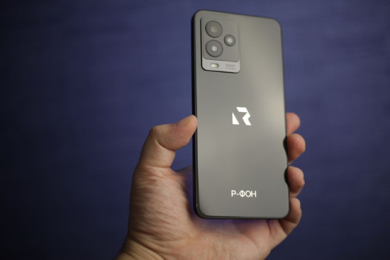 搭载俄罗斯手机制造商自研系统 ROSA OS 的 R-FON 手机曝光@APPSIMRU 频道分享了多张照片，表示俄罗斯手机厂商 ROSA 目前正在开发名为 Р-ФОН 的智能手机