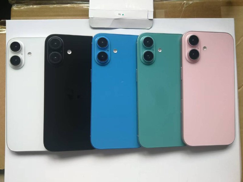 苹果 iPhone 16 颜色和摄像头在泄露图中曝光今天，博主 Sonny Dickson 分享了一张显示 iPhone 16 模型的图片，揭示了苹果计划推出的新颜色选项以及传闻中的重新设计的相机凸起，图片展示的机型颜色与分析师郭明錤之前预测的描述相符：白色、黑色、蓝色、绿色和粉色