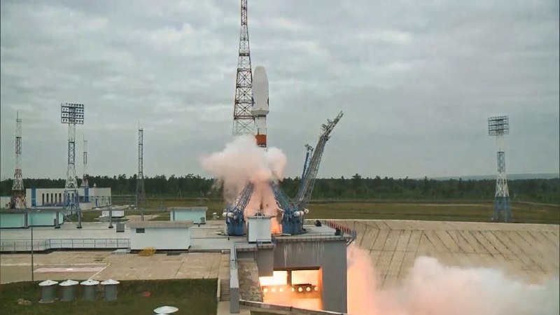 搭载月球登陆器的火箭发射升空，执行俄罗斯近 50 年来首次登月任务周五，一枚载有月球登陆器的火箭发射升空，执行俄罗斯近 50 年来的首次月球任务，抢在印度航天器之前登陆月球