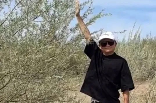 马云时隔六年再次探访蚂蚁森林 和树比高据蚂蚁森林官方微博昨日消息，阿里巴巴创始人马云时隔六年再次前往荒漠地区，探访 “蚂蚁森林” ，探访期间，马云还站在一棵树旁与树比高