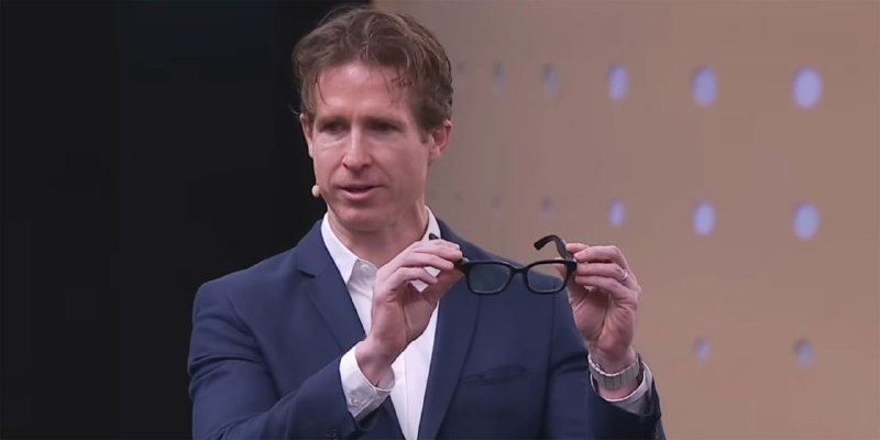 谷歌展示与Magic Leap合作的新XR眼镜原型三星 Galaxy XR 发布会一周后，在利雅得举行的未来投资倡议 (FII) 活动上，谷歌和 Magic Leap 宣布双方已将合作关系延长三年，并联合展示了一款全新的 XR 眼镜原型