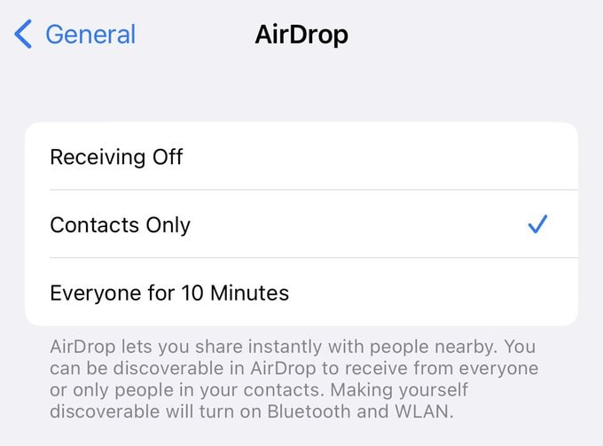 推特网友发现，苹果最新测试版iOS 16.2 (20C5043e)中，移除了对所有人AirDrop的选项，目前仅有关闭/仅联系人/对所有人开放10分钟三个选项