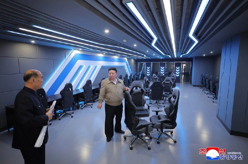 金正恩视察平壤新建成的300席电脑游戏馆朝鲜劳动党总书记、国务委员长金正恩4月3日现场指导即将竣工的和盛地区第三期区域重要服务设施运营准备情况