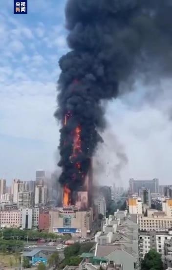 9月16日下午，位于湖南长沙市区内的中国电信大楼发生火灾，现场浓烟滚滚，数十层楼体燃烧剧烈